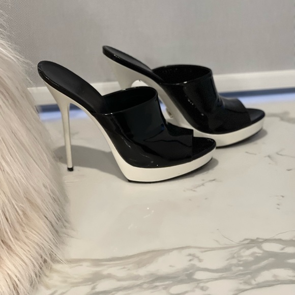 Authentic Gucci Sandals - Picture 5 of 7